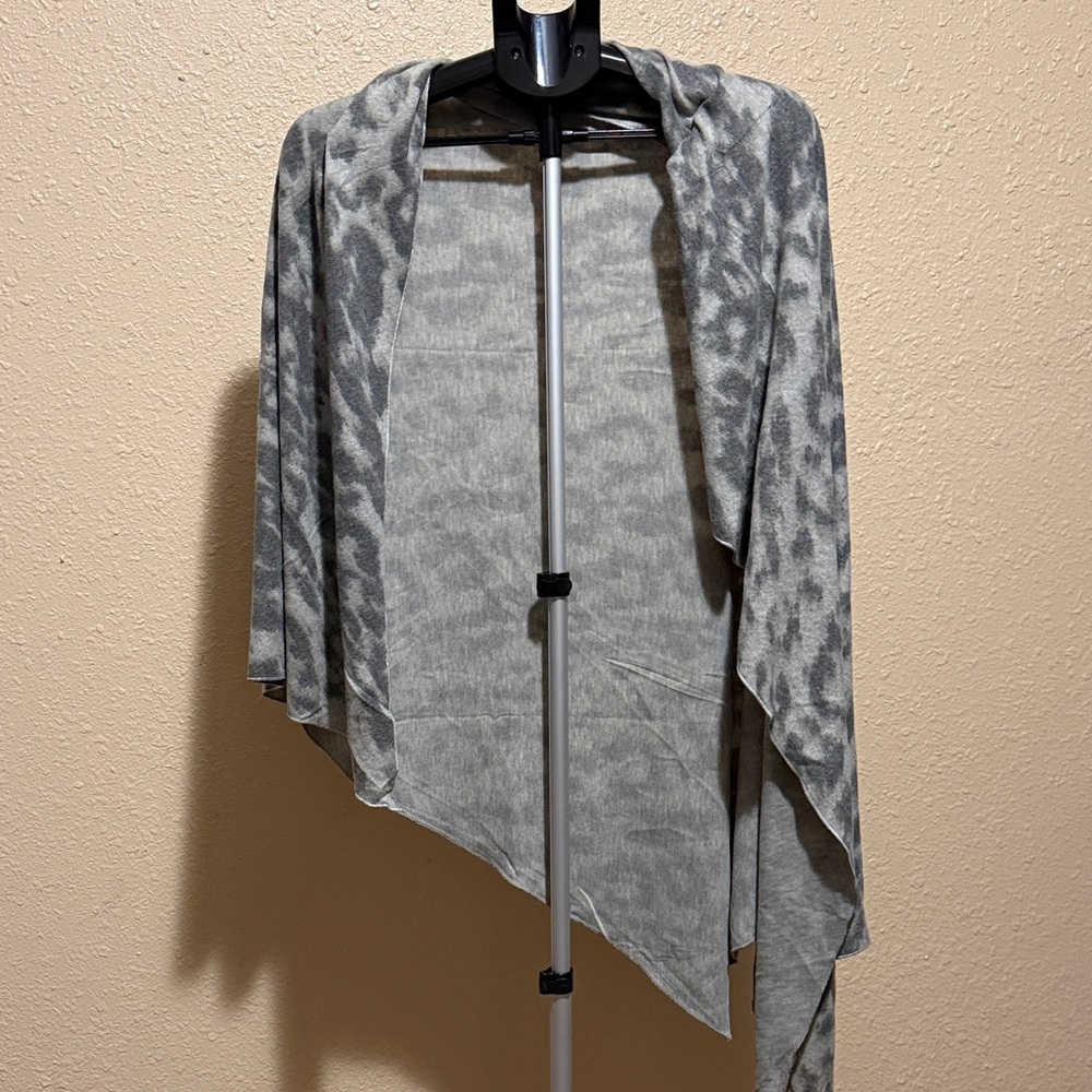 Gray & White Leopard print shawl scarf wrap by Mystree feels like cashmere soft - Picture 5 of 11